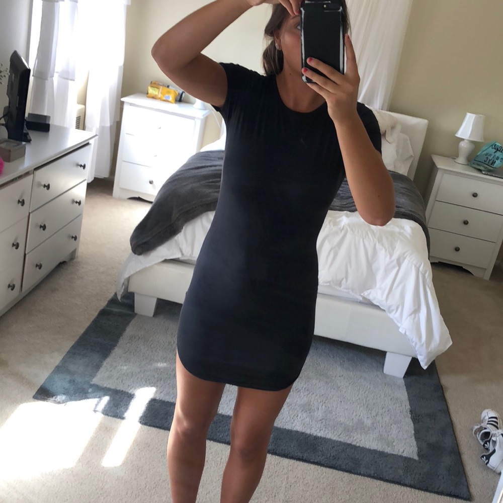 Black short-sleeve tight dress